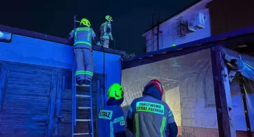 Nocny pożar wiaty w Sternowie. Ogień zniszczył elewację i sprzęt