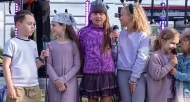 Muzyka pośród fioletowych pól. Trzeci raz pomogli małym wojownikom