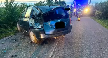 Zwierzyna na drodze, auto na dachu. Nocna akcja służb na zablokowanej trasie