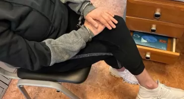 Kobieta i trzech mężczyzn w rękach policji. Kto zapłacił, by uniknąć celi?