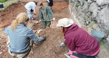 Fajki, kule i ceramika. Archeolodzy dokopali się do dawnego życia mieszkańców zamku