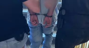 Wyważone drzwi, skradzione tysiące i tajemniczy woreczek w kieszeni nastolatka