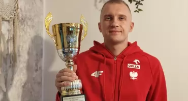 Mateusz Dajnowski licytuje puchar z Mistrzostw Polski dla chorego Kamila Langiera