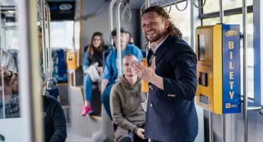 Zamkną widzów w autobusie z aktorami. Kontrowersyjny spektakl tylko dla osób powyżej 15 roku życia!  