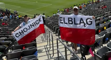 Flaga Polski z napisem Chojnice pojawiła się na finale mistrzostw świata w USA w piłce nożnej