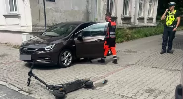 Wymusił pierwszeństwo na chodniku. 20-latek na hulajnodze w szpitalu